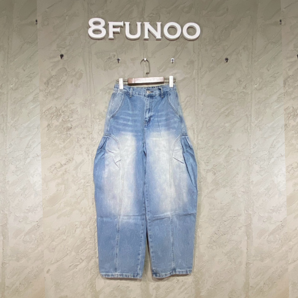 淺藍水洗剪接褶皺寬鬆廓形牛仔褲